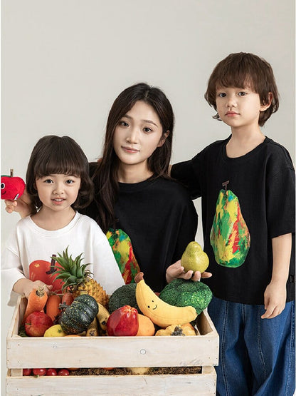 フルーツプリントのコットンTシャツ（白・黒）子ども用、果物モチーフのフロントプリント