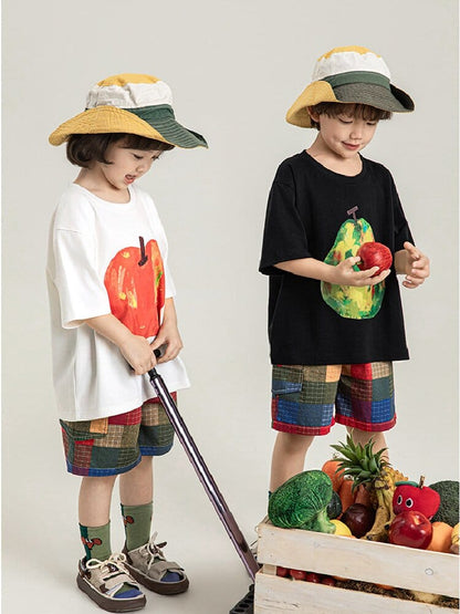 フルーツプリントのコットンTシャツ（白・黒）子ども用、りんごと果物の大きな絵柄