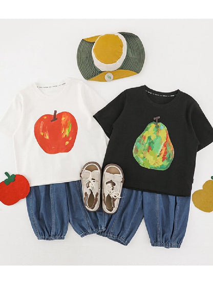 フルーツプリントのコットンTシャツ（白・黒）半袖、りんごとカラフルな果物図柄