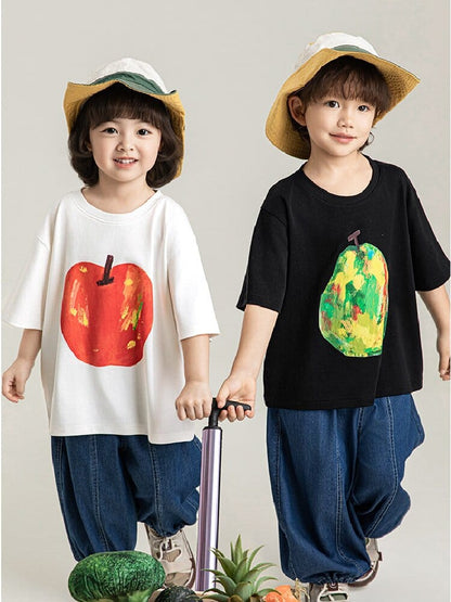 子ども用Tシャツ2枚、白はリンゴ風プリント黒は洋梨風プリント