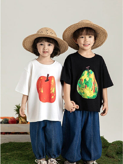 子ども用Tシャツ2枚、白は赤いリンゴ風プリント黒は洋梨風プリント