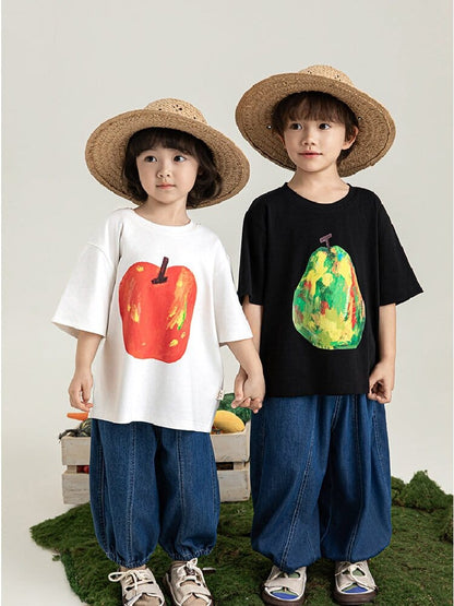 子ども用Tシャツ2枚、白はリンゴ風プリント黒は洋梨風フルーツ