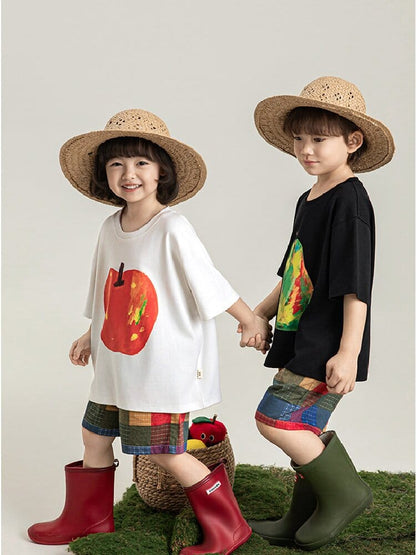 白のTシャツと黒のTシャツ。フルーツ柄プリントの子どもが並んで着用。