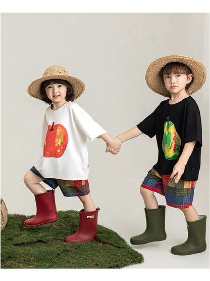 白と黒のTシャツ、フルーツ柄プリント。2人の子どもが手をつないで着用。