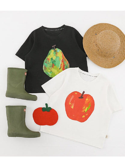 黒と白のコットンTシャツ。フルーツ柄プリント、キャップと靴下も一緒に。