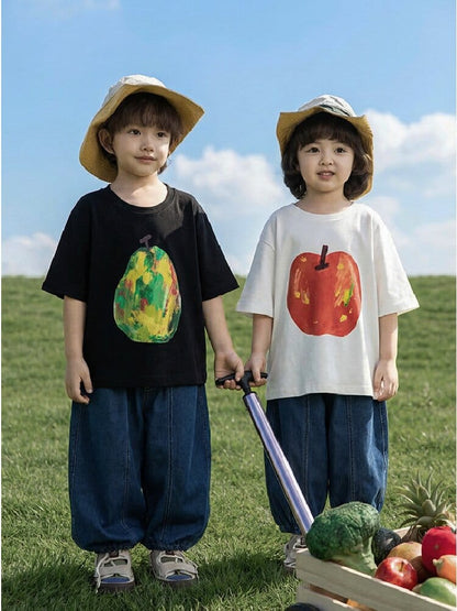 黒Tシャツと白Tシャツ。フルーツ柄プリントの子ども2人が着用。