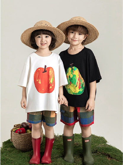 白Tシャツと黒Tシャツ、フルーツ柄プリント。2人の子どもが着用。