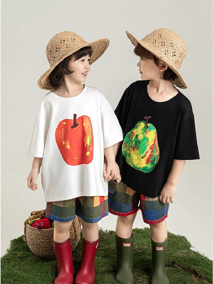 白のTシャツに赤いフルーツ柄プリント、黒のTシャツはカラフルフルーツ柄。