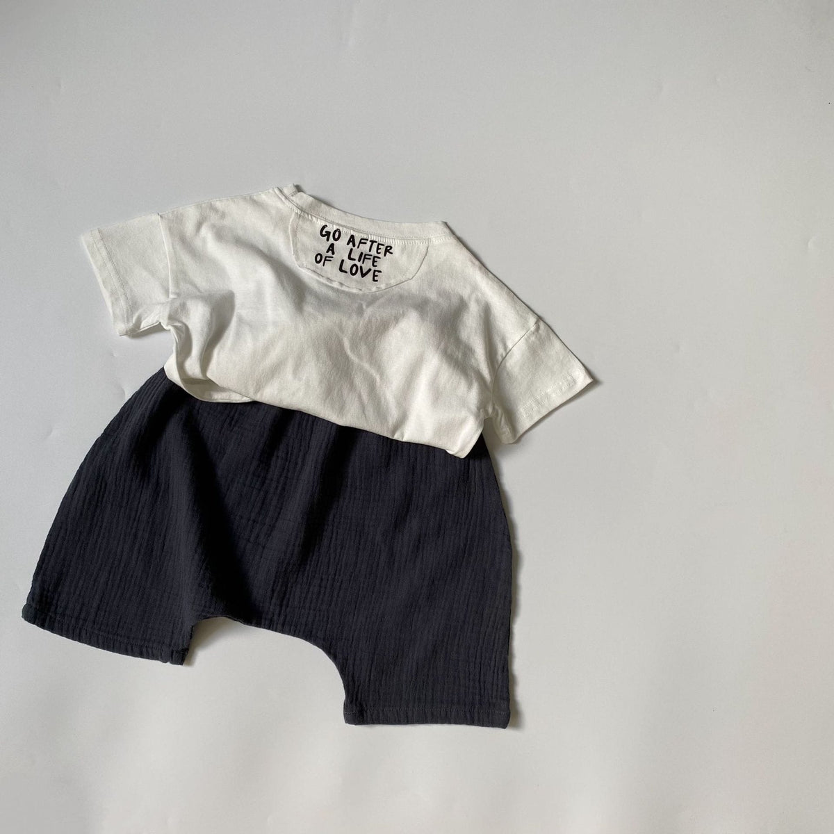 キッズガーゼのルーズサルエルハーフパンツ（ダークグレー）バックスタイル