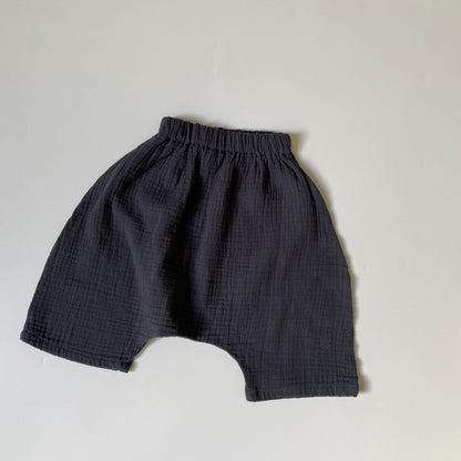 キッズ用ガーゼ サルエル ハーフパンツ（グレー）ウエストゴム、ゆったり広がる裾