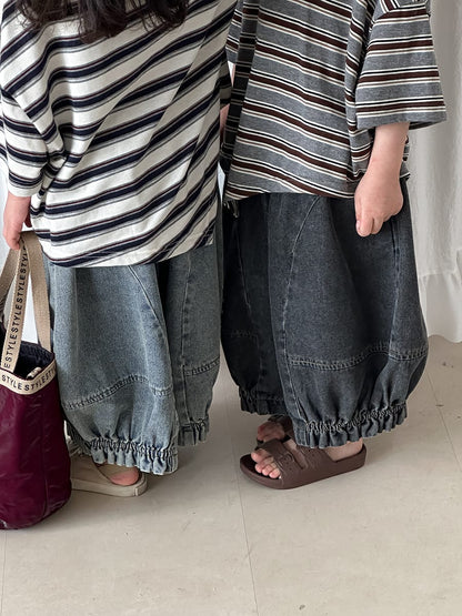 ライトブルーとブラックのデニムクロップドパンツ、サイドステッチと裾ギャザー