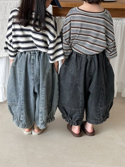 ライトブルーとブラックのデニムクロップドパンツ、前後のステッチ入り