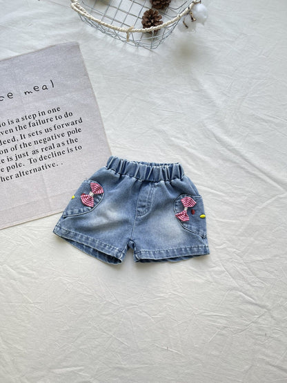 デニムショートパンツ 伸縮ウエストとパッチ刺繍付き