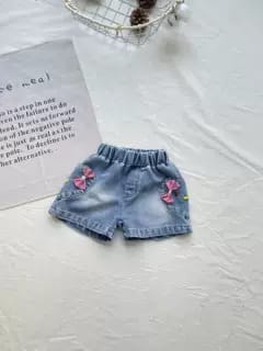 青いデニムショートパンツ、ウエストゴムとサイド刺繍ワッペン