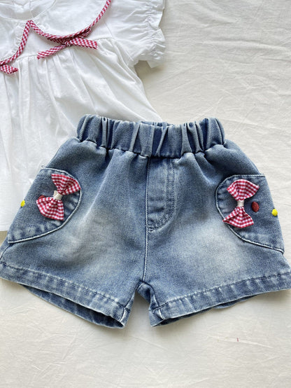 青いデニムショートパンツ、フロント切替とサイドの刺繍ワッペン