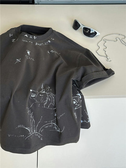 ダークグレー半袖Tシャツ、クルーネック。動物イラストの白プリントが見える。