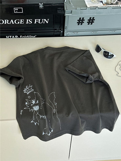 ダークグレー半袖Tシャツ。左側に動物落書き風プリント、全体に白インク。