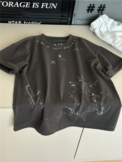 ダークグレー半袖Tシャツ、クルーネック。動物グラフィックの白プリント。