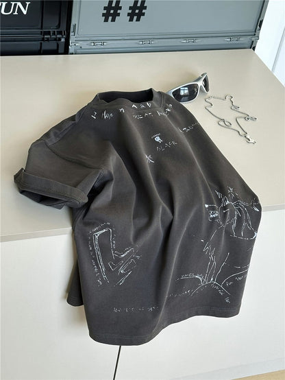 ダークグレー半袖Tシャツ。動物の落書き風プリントが全体に配置。