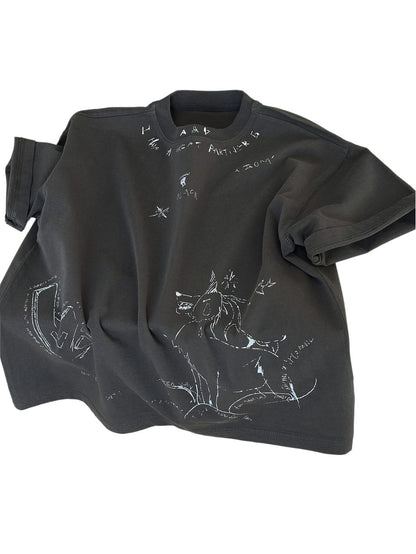 ダークグレー半袖Tシャツ、クルーネック。動物を描いた落書き風の白プリント。
