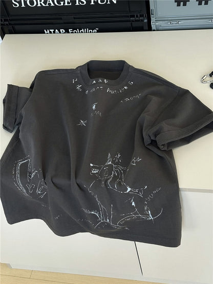 ダークグレーの半袖Tシャツ、クルーネック。動物の落書き風プリント入り。