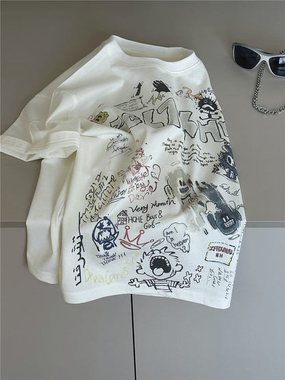 クリーム色の半袖Tシャツ、落書き風イラストと文字のフロントプリント