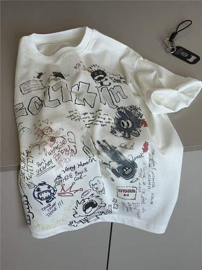 クリーム色半袖Tシャツ、落書き風モチーフの全面グラフィック