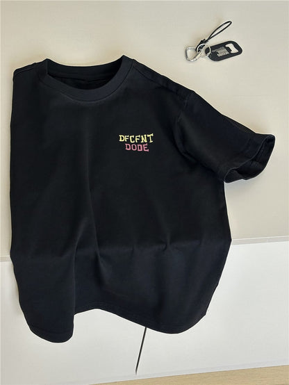 ブラック半袖Tシャツ、胸中央に英字ロゴの小さなプリント