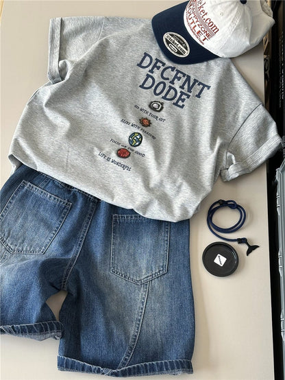 杢グレー半袖Tシャツ、背面に英字ロゴと円形キャラクタープリント