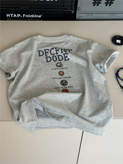 杢グレー半袖Tシャツ、背面の英字ロゴと小さなキャラクタープリント