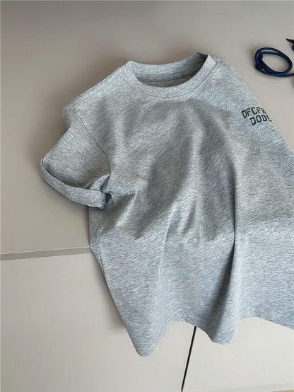 杢グレーの半袖Tシャツ、ラウンドネックのシンプルデザイン