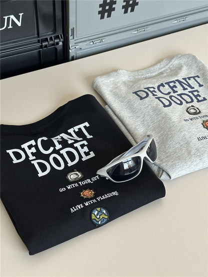 ブラックとライトグレーの英字プリント半袖Tシャツ2枚、英字ロゴ入り