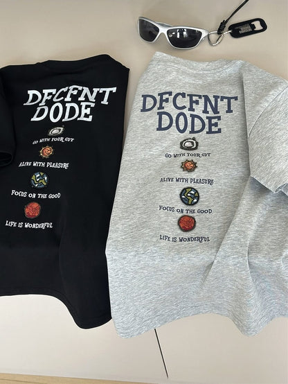 ブラックとライトグレーの英字プリント半袖Tシャツ2枚、フロントロゴ