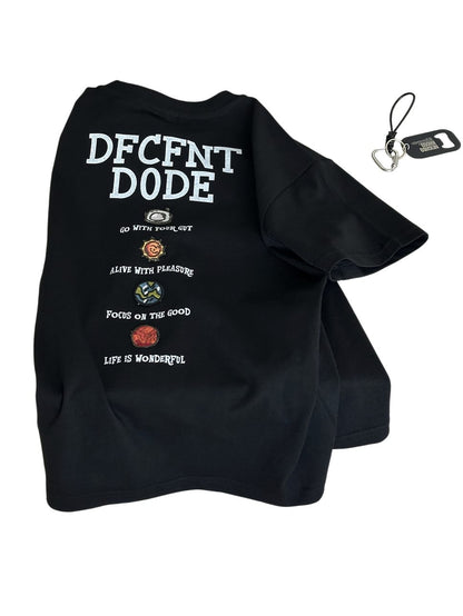 ブラックの英字プリント半袖Tシャツ、フロントにロゴ風グラフィック
