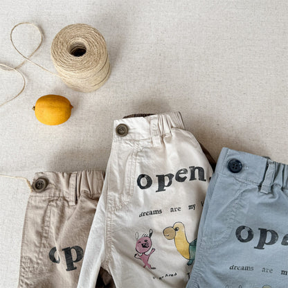 プリントショートパンツ（白・ベージュ・ブルー）前面の“open!”文字
