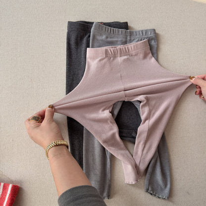 ピンク系とチャコールのレギンス風パジャマパンツ、セットで重ねて手に取る