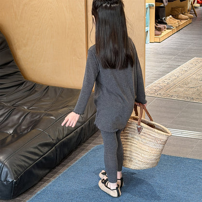 ダークグレーのグラフィック長袖パジャマセット（背面プリント、ロングパンツ）