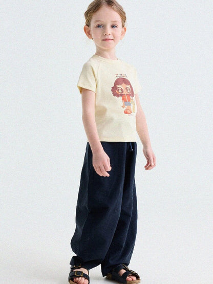 生成りのキャラクタープリント・ラグランTシャツ（ロゴ風図柄）