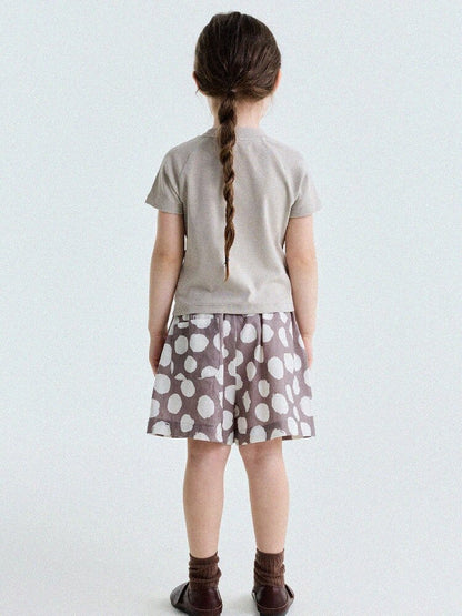 子ども用ラグランTシャツ　ベージュの後ろ姿、プリントの一部入り
