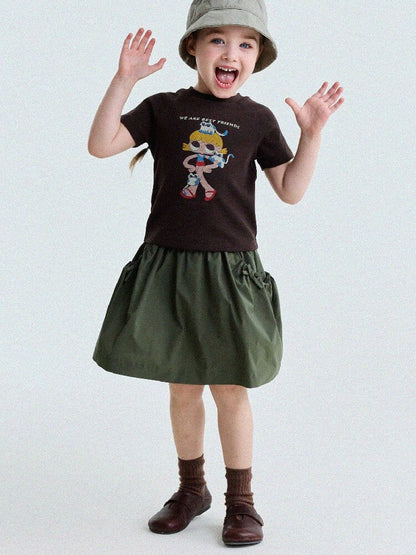 ダークブラウンのキャラクタープリントラグランTシャツ、明るい笑顔の胸プリント