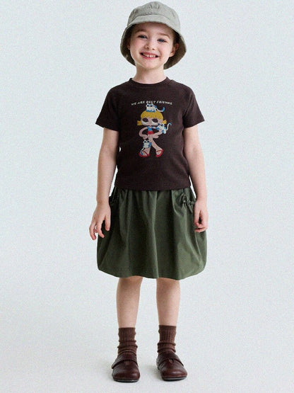ダークブラウンのキャラクタープリントラグランTシャツ、胸にキャラ柄