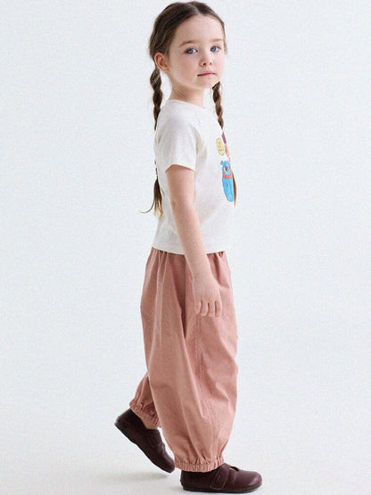 白のキャラクタープリントラグランTシャツ、サイドから見た胸プリント