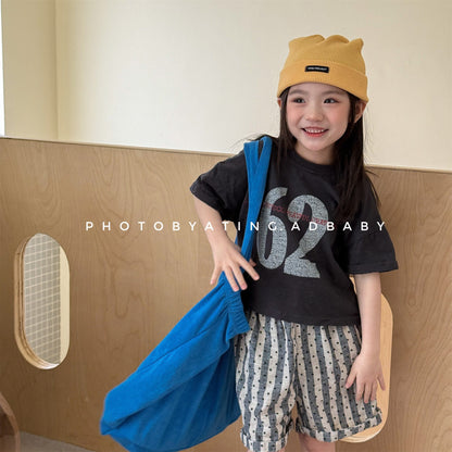 黒っぽいドロップショルダー半袖Tシャツ、グレーの「02」ロゴプリント