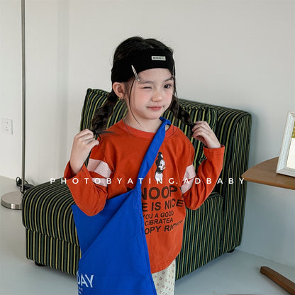オレンジ色の長袖Tシャツ、スヌーピーのグラフィックプリント