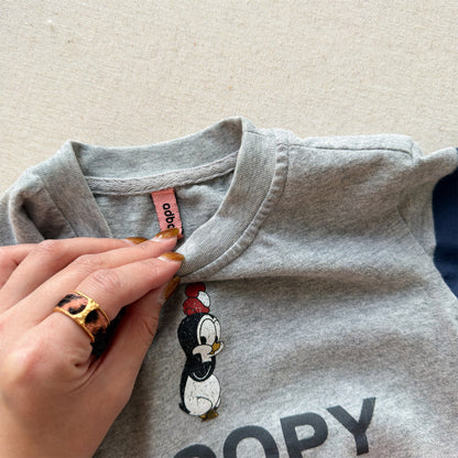 ライトグレー長袖Tシャツ、スヌーピーキャラクタープリントと大きな文字