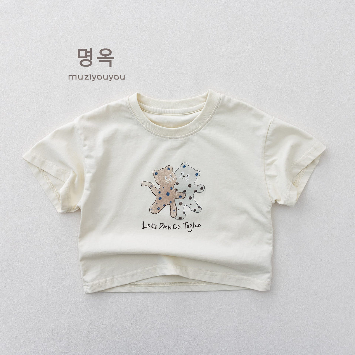 白の半袖Tシャツ、キャラクターと英字メッセージプリント