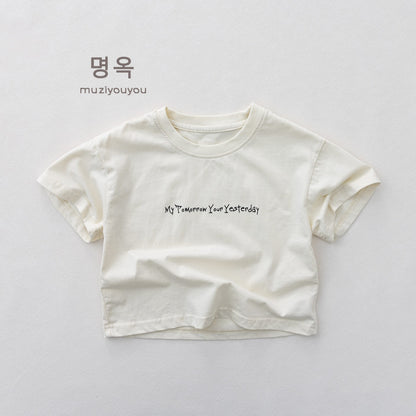 白の半袖Tシャツ、英字の小さなメッセージプリント