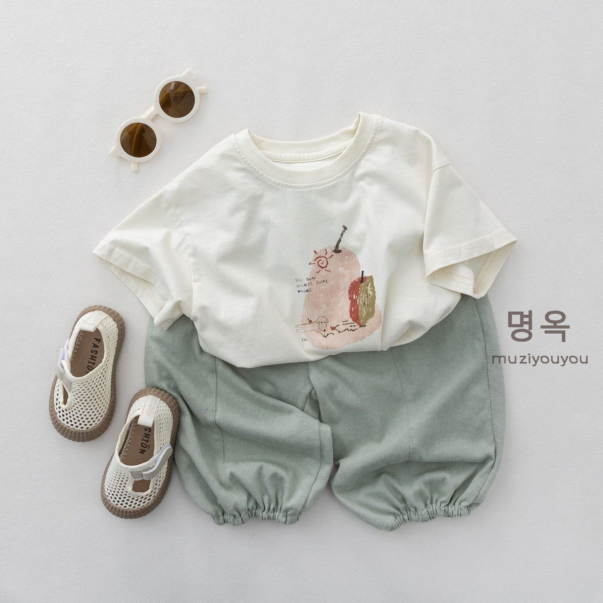半袖Tシャツ（白系）カタツムリ風の動物プリント、フロントデザイン