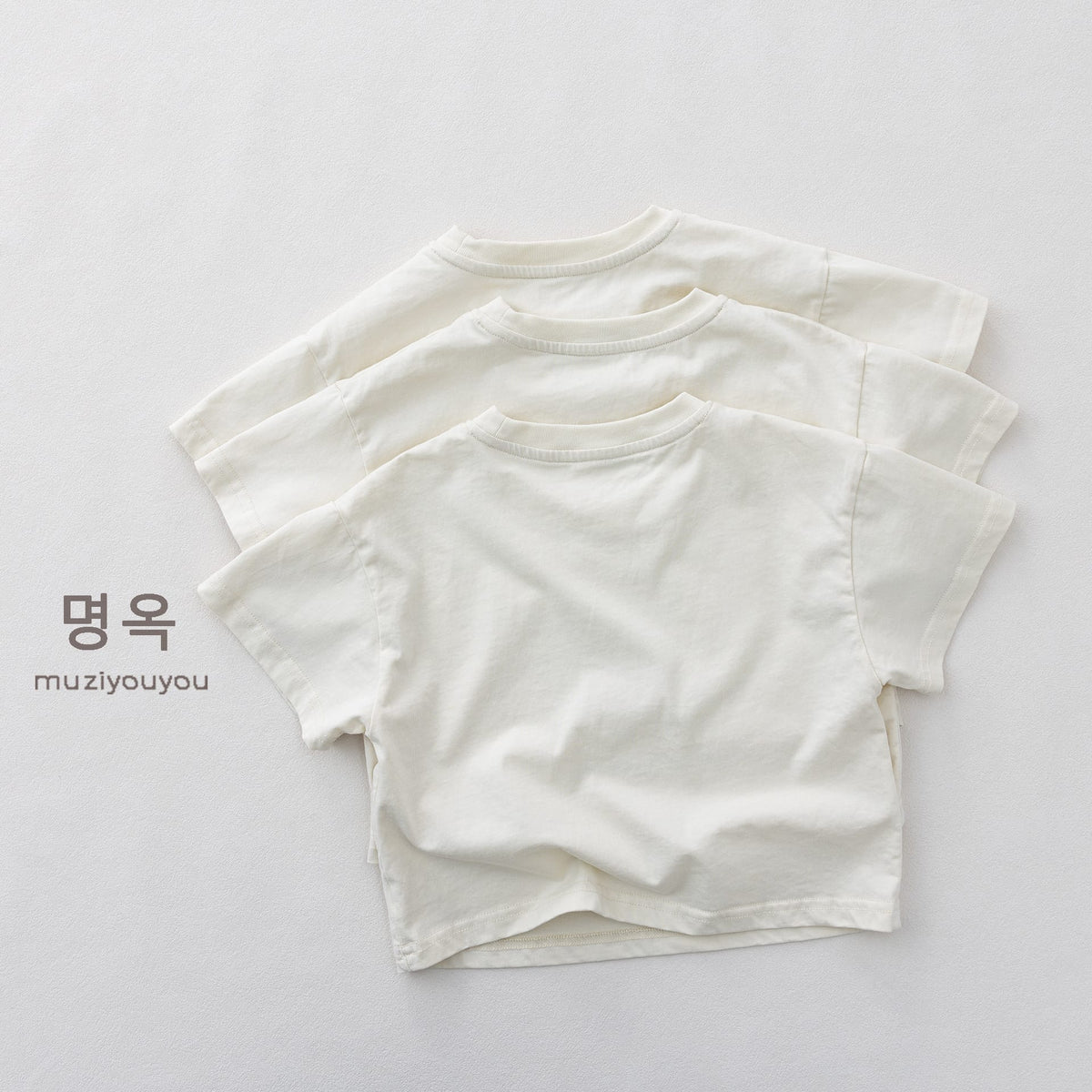 半袖Tシャツ（白系）無地風のシンプルデザイン、背面を含む見え方