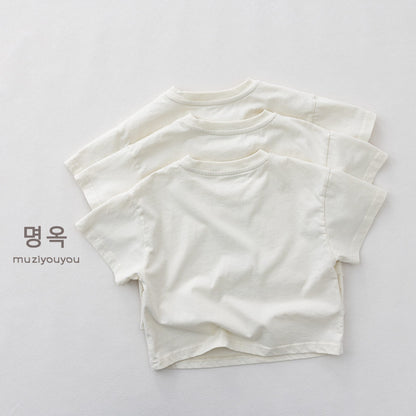 半袖Tシャツ（白系）無地風のシンプルデザイン、背面を含む見え方